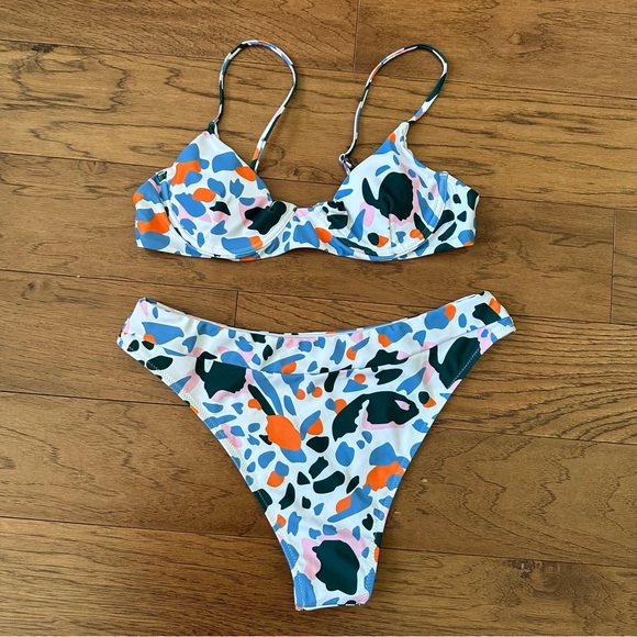 NWOT vibrant print underwire bikini top + high waisted cheeky bottoms set - Picture 5 of 13